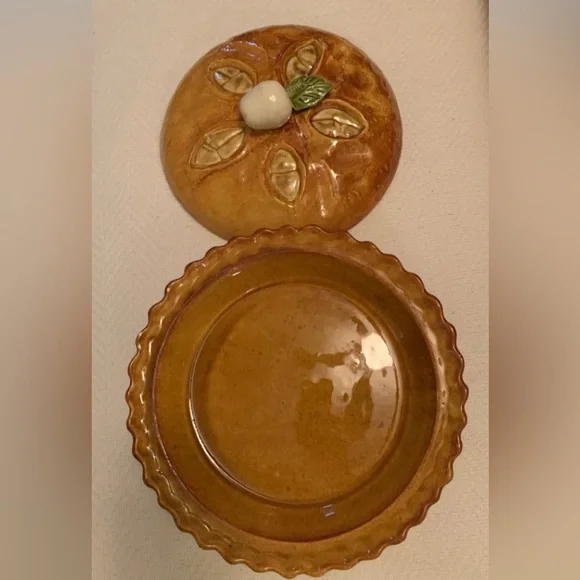 Beautiful Pie Dish with Cover - Picture 3 of 11